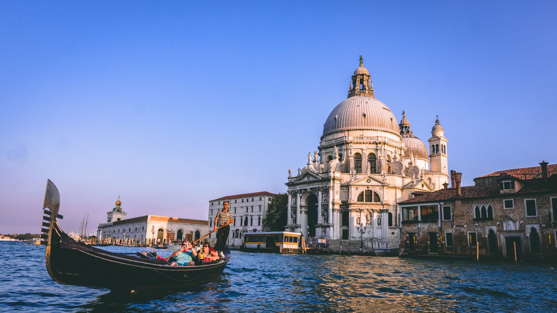 architecture-boat-building-1796736