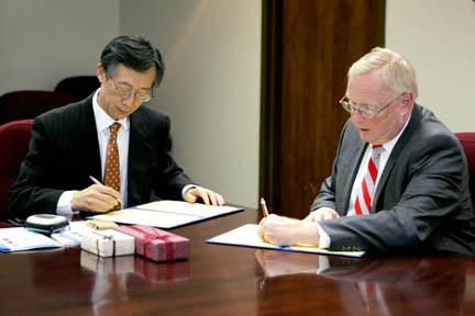 Dr. Sung-Jin Kim, dean of the College of International Studies at Hallym University, and Dr. Stephen Hulbert (right), president of Nicholls State University, sign an inter-institutional exchange agreement in the President’s Conference Room of Picciola Hall on the Nicholls campus. 