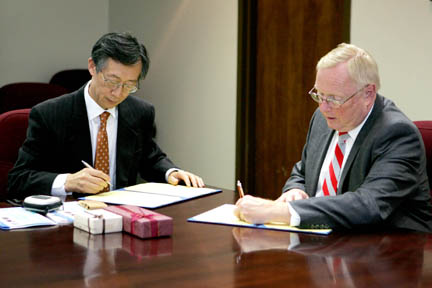 International Agreement Signing Dr. Sung-Jin Kim, dean of the College of International Studies at Hallym University, and Dr. Stephen Hulbert (right), president of Nicholls State University, sign an inter-institutional exchange agreement in the President’s Conference Room of Picciola Hall on the Nicholls campus.